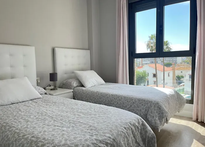 Alamos Breeze - 3br Next To The - Free Parking - Salt Pool